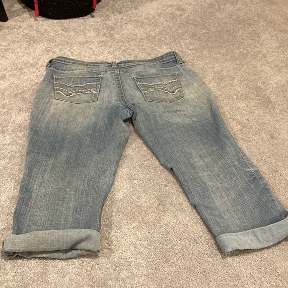 a.n.a - A NEW APPROACH Distressed Capri Jeans - Picture 2 of 10